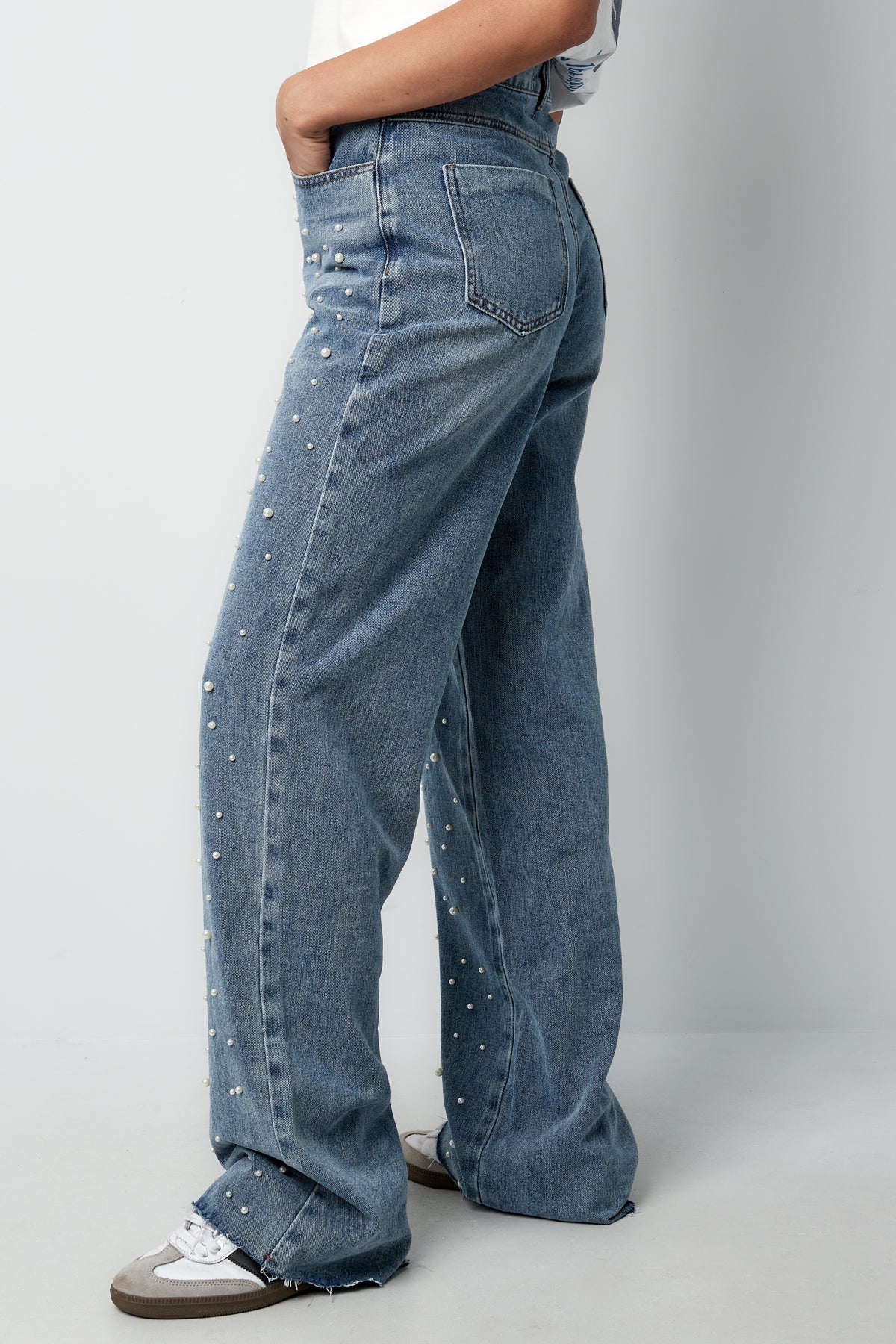 Isla Nomada – Denim & Pearls