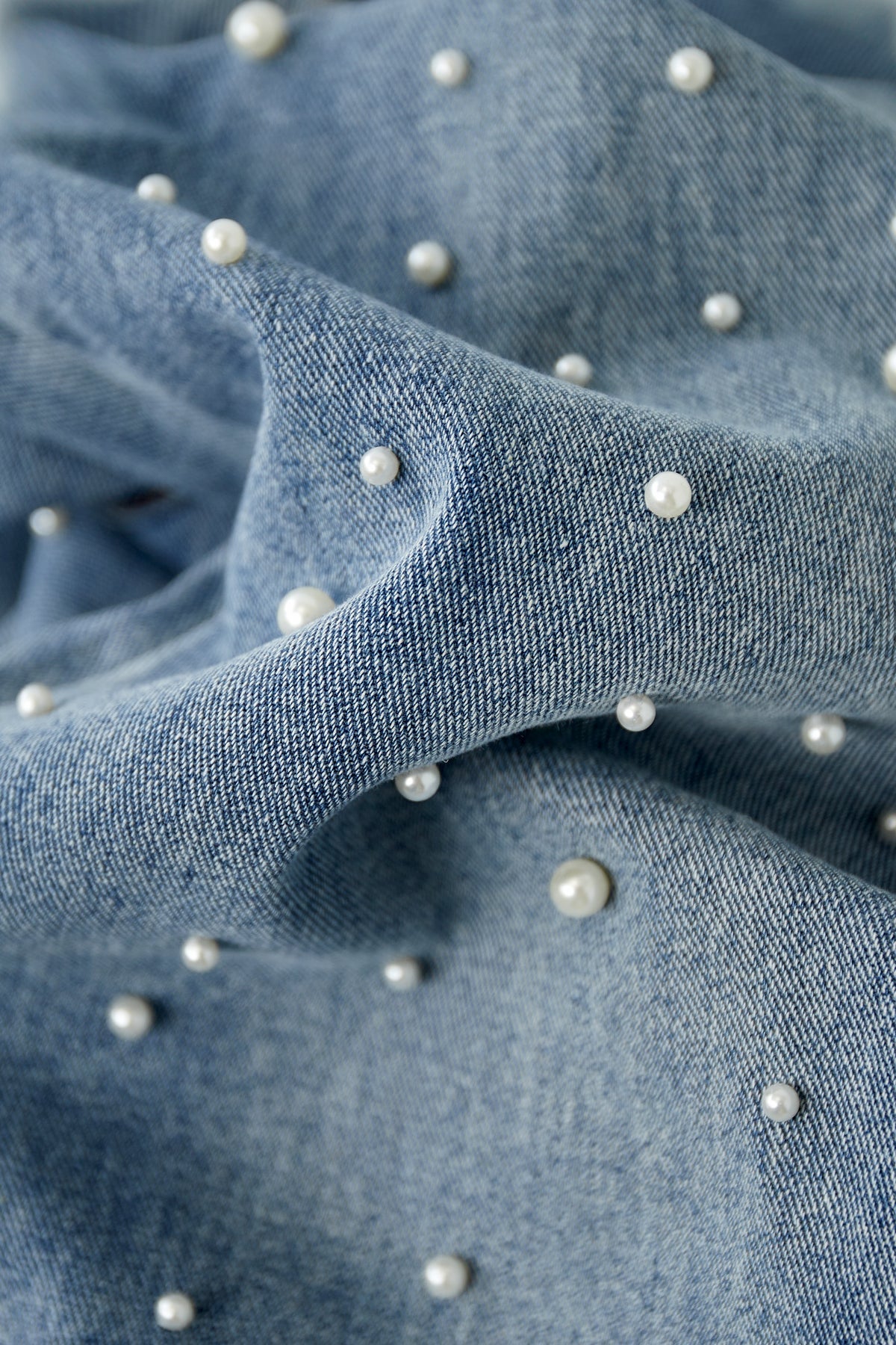 Isla Nomada – Denim & Pearls